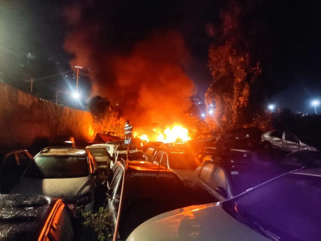 Incêndio destrói mais de 30 veículos em pátio do Detran na Grande BH » BH 24 Horas
