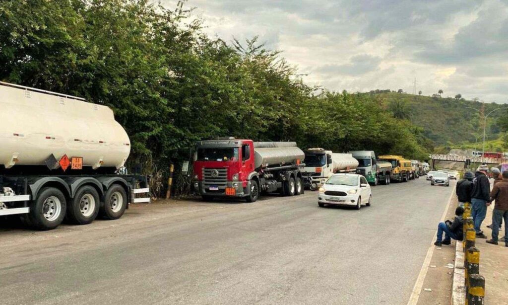Greve de caminhoneiros é encerrada em Betim » BH 24 Horas
