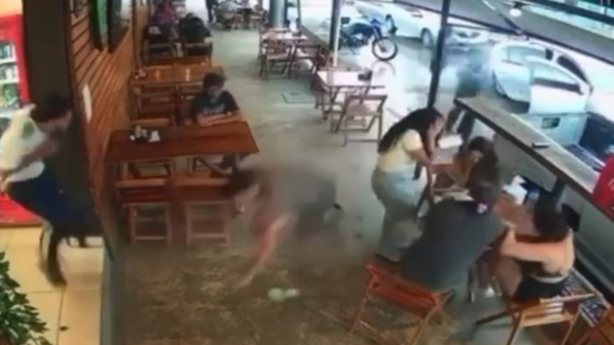 Dono de bar e funcionário são baleados em Sabará; câmera flagra momento exato do crime » BH 24 Horas