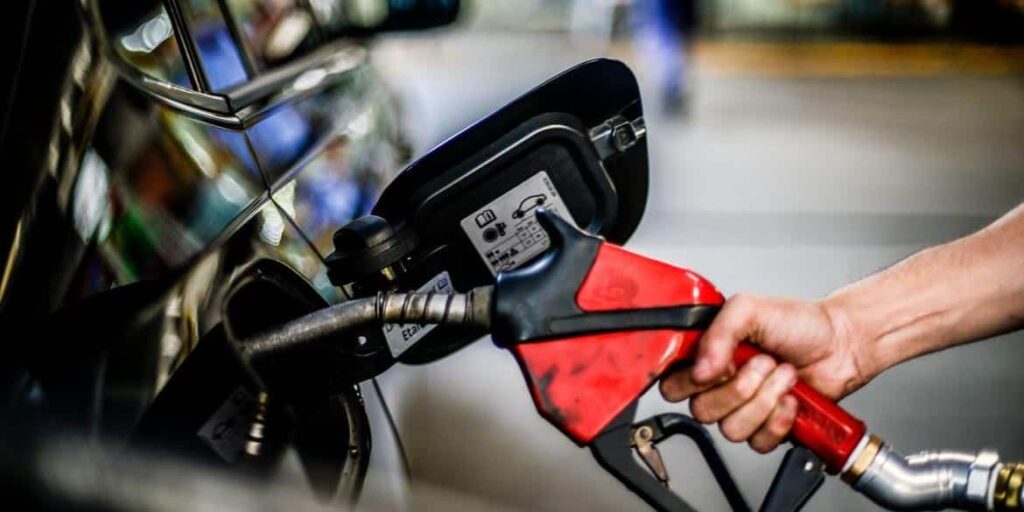 Preço da gasolina cai em BH após mistura ter 30% de etanol