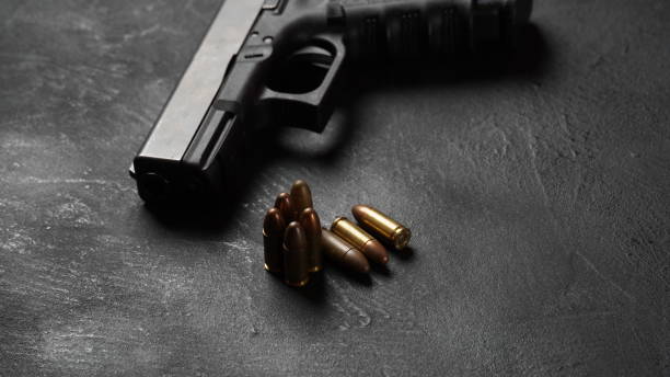 Homem é preso com 60 barras de maconha e tenta subornar policiais com arma em BH