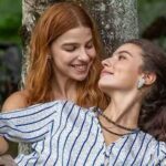 Homem misterioso observa...