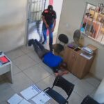 Dupla invade concessionária...