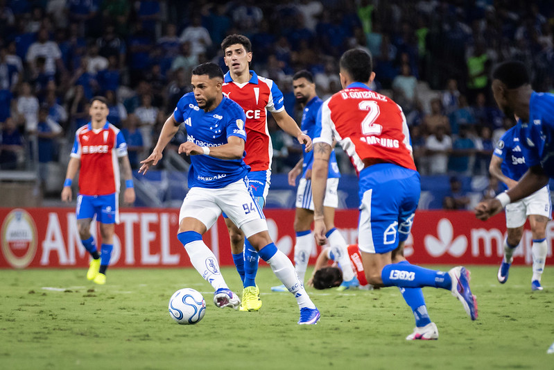 Cruzeiro falha na defesa e perde para a Universidad Católica pela Libertadores.
