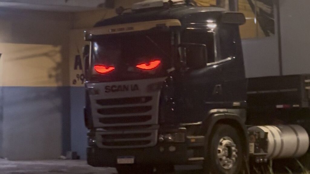 Iluminação veicular: caminhão com 'olhos vermelhos' atrai olhares em Sete Lagoas