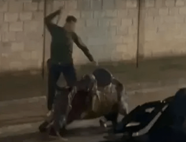 volta das 20h, visivelmente embriagado e portando um chicote. Ele passou a profe