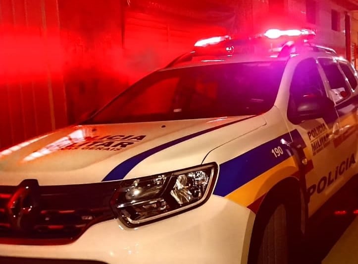 que ela colocou açaí na mamadeira de uma boneca. Os militares foram até a casa d