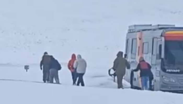 2wDAJeMk-Brasileiros-ficam-presos-em-nevasca-no-Chile-430x323.png