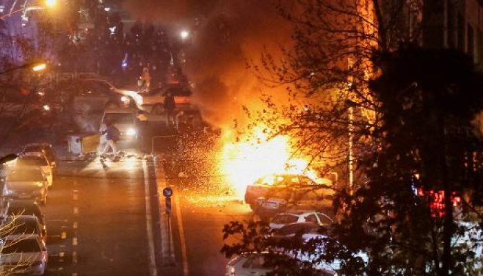 8jan2026-carros-queimam-em-meio-a-protestos-nas-ruas-de-teera-1768734130209_v2_615x300.jpg