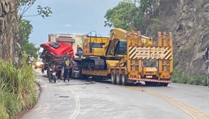 Acidente-com-dois-caminhoes-deixa-motorista-preso-as-ferragens-na-BR-381-na-Grande-BH.jpg