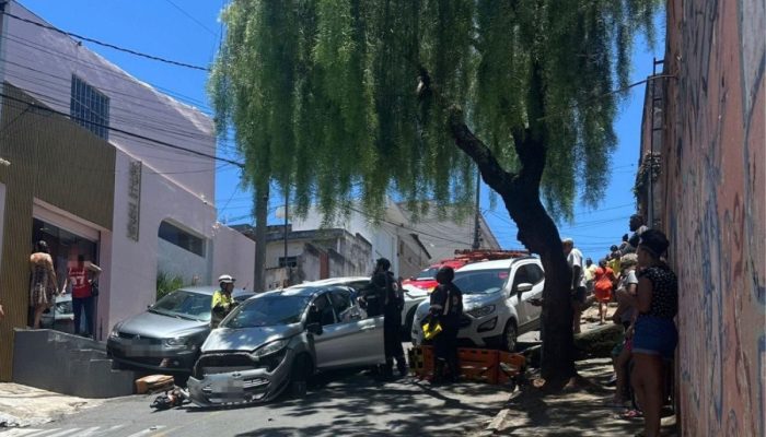 Acidente-com-quatro-veiculos-deixa-tres-feridos-no-bairro-Aparecida-em-BH.jpg