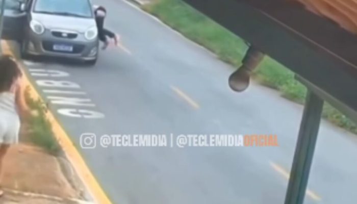 Vídeo: Barbeiro corre atrás de carro desgovernado e evita tragédia com duas crianças em Contagem