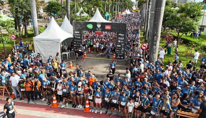 A corrida comemorativa reuniu também diversas autoridades e atraiu grande público à região da Praça da Feirinha