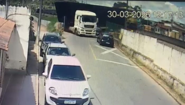 Carreta-atravessa-linha-ferrea-e-atingida-por-trem-e-arrasta-carros-em-Minas.jpg