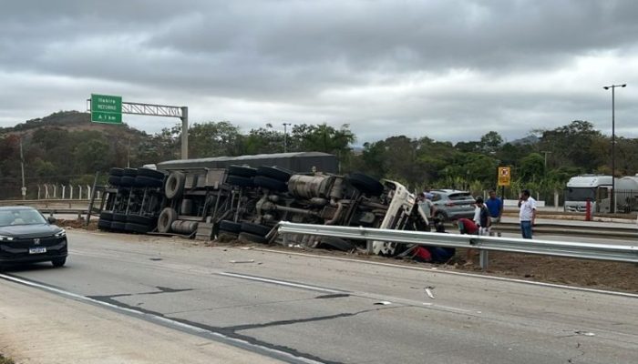 Carreta-tomba-e-motorista-morre-na-BR-381-em-Minas.jpg