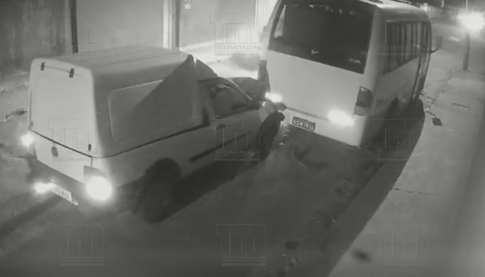 Carro-atinge-traseira-de-micro-onibus-estacionado-no-bairro-Montreal-em-Sete-Lagoas-1.png