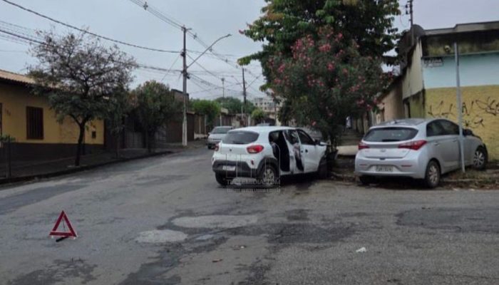 Carro-bate-em-poste.jpg