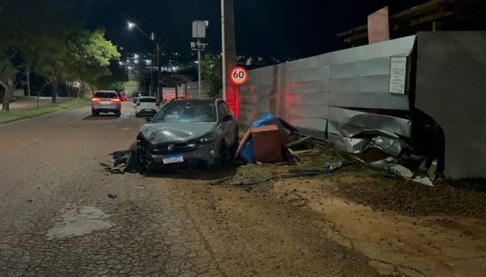 Carro-bateu-contra-tapumes-na-Rua-Olindo-Periolo-01011066-0-202508032032.jpg