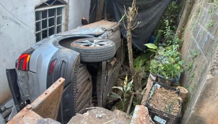 Carro-desce-de-barranco-de-30-metros-e-cai-entre-casas-na-Grande-BH.jpg