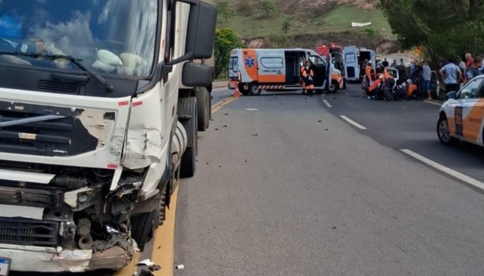 Crianca-e-tres-adultos-morrem-em-acidente-entre-carro-e-caminhao-na-BR-381-em-Minas.jpg