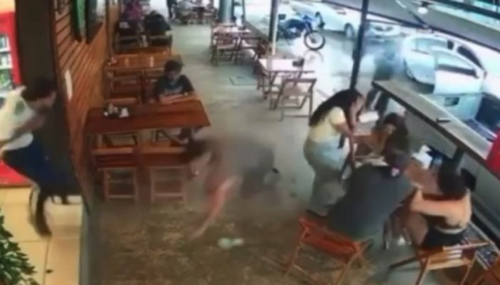 Dono de bar e funcionário são baleados em Sabará; câmera flagra momento exato do crime » BH 24 Horas