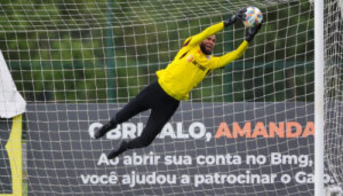 Everson_comemora_posto_de_atleta_do_grupo_com_mais_jogos_pelo_Clube.jpg