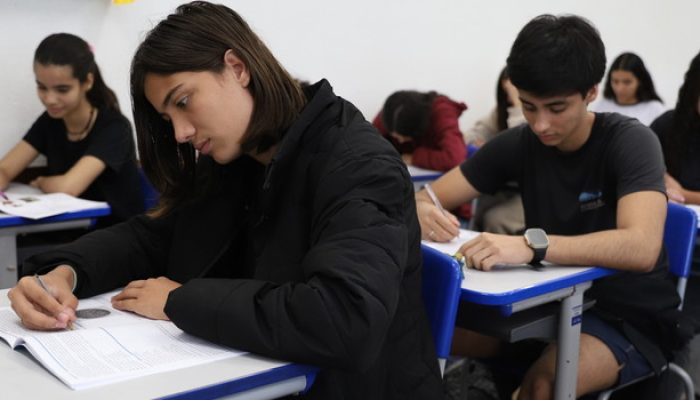 Governo-de-Minas-aplica-segundo-simulado-do-Enem-para-420-mil-estudantes.jpeg