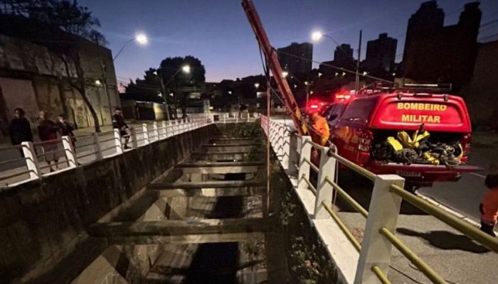 Homem-cai-em-corrego-enquanto-tentava-pegar-celular-em-BH.jpg