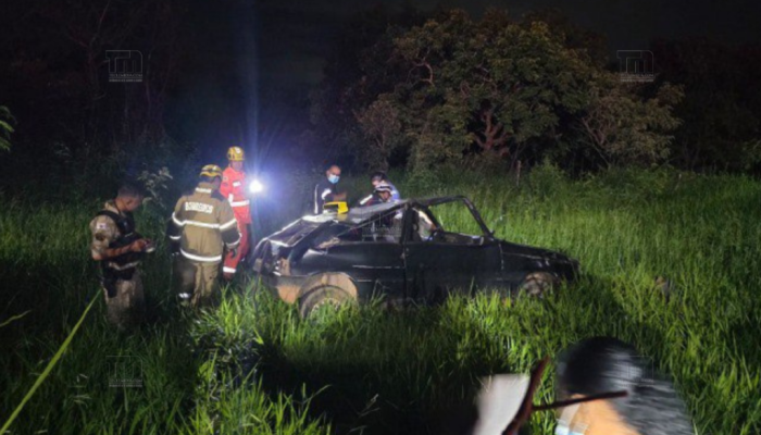 Homem-perde-controle-de-carro-e-cai-em-barranco-no-bairro-Bela-Vista-III-em-Sete-Lagoas-1024x683.png