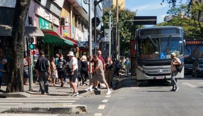 Idosa-morre-atropelada-por-onibus-ao-atravessar-a-rua-no-Centro-de-BH-e1778268804300.jpeg