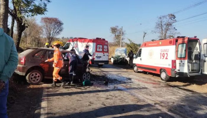 Idosa-morre-e-4-pessoas-ficam-feridas-em-batida-entre-carro-e-caminhonete-na-Grande-BH.jpg