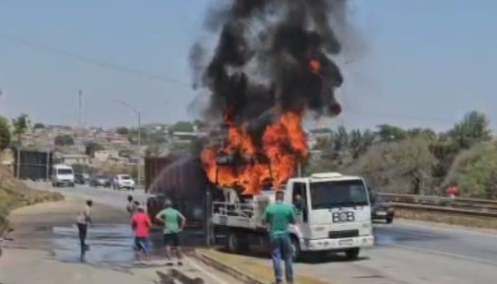 Incendio-destroi-caminhao-na-BR-040-na-Grande-BH.jpg