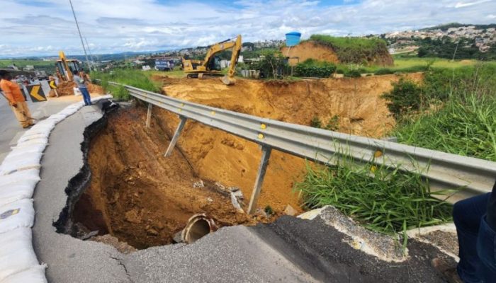 MG-10-e-interditada-no-sentido-Confins-apos-cratera-na-pista.jpg