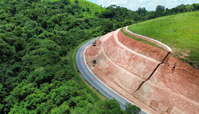 Obra de rotatória alongada na MG – 290, em Jacutinga.  
EPR Sul de Minas / Divulgação