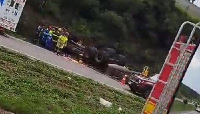 Motorista-fica-preso-as-ferragens-apos-caminhao-tombar-na-BR-262-em-Juatuba.jpg