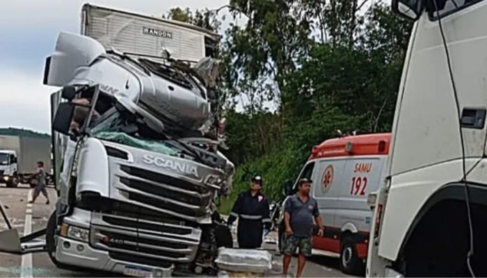 Motorista-morre-em-batida-entre-carretas-na-BR-116-em-MG-pai-entregou-a-direcao-para-filho-de-16-ano.jpeg