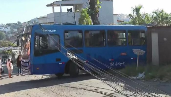 Onibus-bate-em-poste-e-invade-casa-em-BH-moradores-ficam-sem-energia.jpg