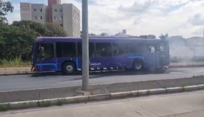 Onibus-que-ia-pro-Aeroporto-de-Confins-pega-fogo-na-av.-Dom-Pedro-I-em-BH.jpg
