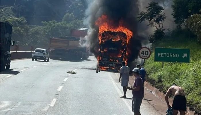 Onibus-que-pegou-fogo-na-BR-381-na-Grande-BH-era-irregular-motoristas-fugiram-do-local.webp.jpeg