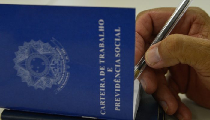 REDUZIDA__carteira_de_trabalho_-_emprego_-_trabalhador_Arquivo_AgC3AAncia_Brasil_28229.jpg