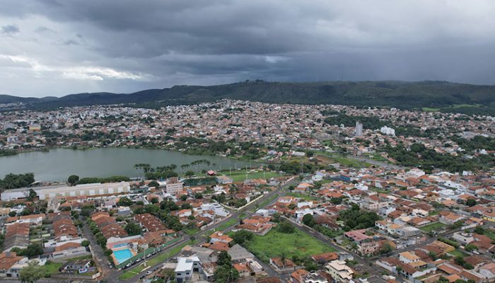 Vista aérea da cidade, com a Lagoa José Felix e Serra de Santa Helena ao fundo – Crédito: Alan Junio
