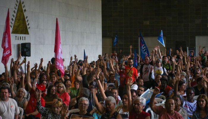 Trabalhadores-da-rede-estadual-em-Minas-decidem-entrar-em-greve-na-quarta-feira.jpg