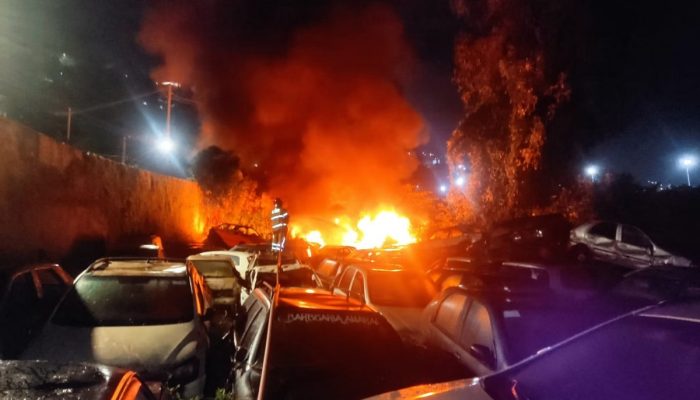 Incêndio destrói mais de 30 veículos em pátio do Detran na Grande BH » BH 24 Horas