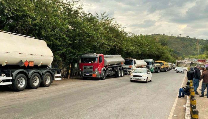 Greve de caminhoneiros é encerrada em Betim » BH 24 Horas