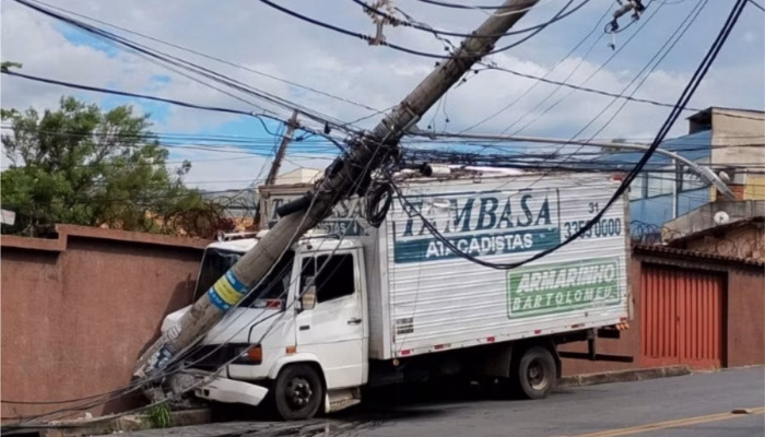 acidente-caminhao-poste-bh.avif.avif