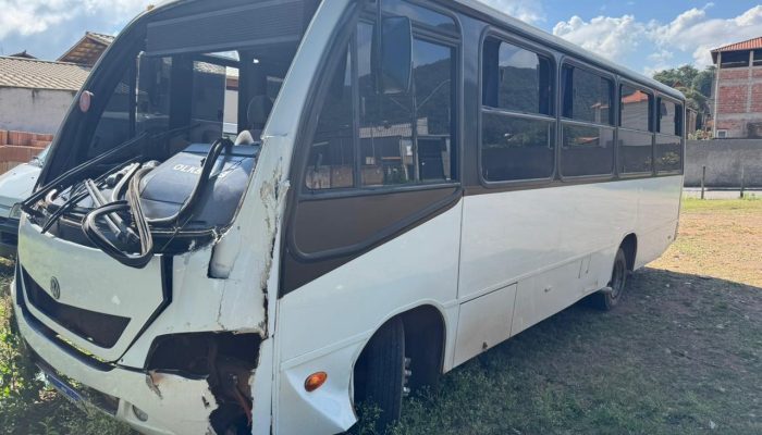 acidente-micro-onibus-poste.jpeg