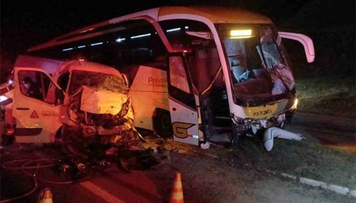Batida frontal entre ônibus e van da Prefeitura de Timóteo deixou dois mortos e três feridos na BR-381crédito: Servo/Divulgação
