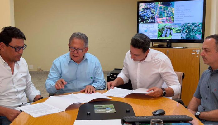 Acordos entre a Prefeitura de Sete Lagoas e a Embrapa Milho e Sorgo sendo assinados. Foto: Ascom PMSL.