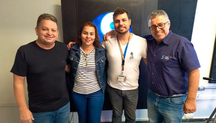 Nara Cristina e Jonatan Lopes (ao centro), representantes do Grupo Autismo com Amor, estiveram no Passando a Limpo. Foto: Alan Junio.