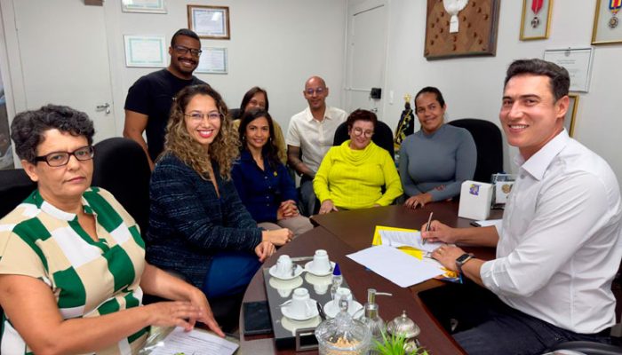 O prefeito Douglas Melo e equipe comemoram a retomada do pagamento do Auxílio Natalidade. Foto: Ascom PMSL.